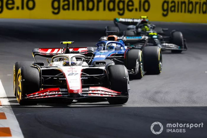 Nico Hulkenberg, Haas VF-23, Alex Albon, Williams FW45, Lewis Hamilton, Mercedes F1 W14