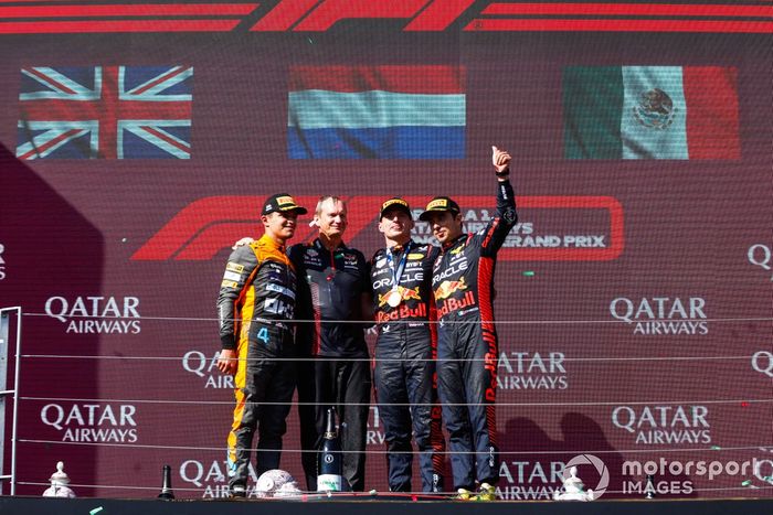Lando Norris, McLaren, 2ª posición, Paul Monaghan, Ingeniero Jefe, Red Bull Racing, Max Verstappen, Red Bull Racing, 1ª posición, y Sergio Pérez, Red Bull Racing, 3ª posición, en el podio.