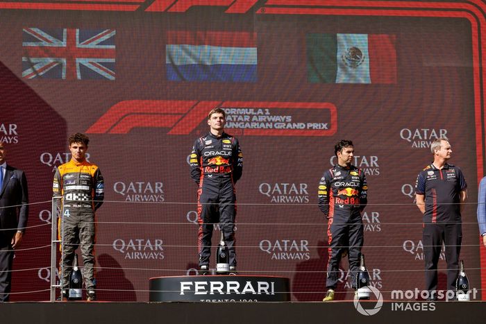 Lando Norris, McLaren, 2ª posición, Max Verstappen, Red Bull Racing, 1ª posición, Sergio Pérez, Red Bull Racing, 3ª posición, Paul Monaghan, Ingeniero Jefe, Red Bull Racing, en el podio.