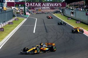 Oscar Piastri, McLaren MCL60, Lando Norris, McLaren MCL60, Lewis Hamilton, Mercedes F1 W14