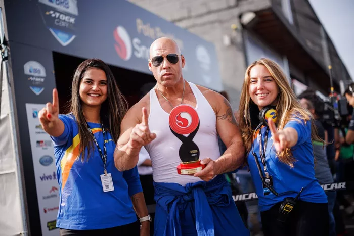 Ao centro, sósia do ator Vin Diesel fez sucesso