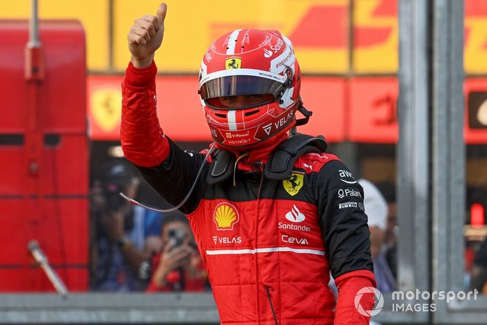 Ganador de la pole, Charles Leclerc, de Ferrari, en el Parc Ferme