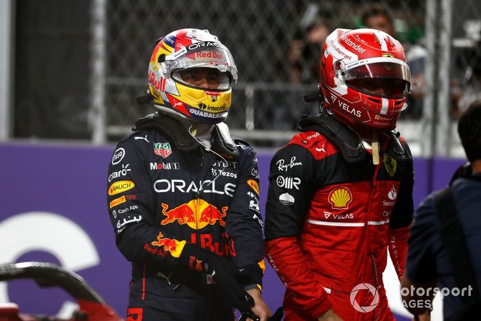 Ganador de la pole, Sergio Pérez, de Red Bull Racing, y Charles Leclerc, de Ferrari, en el Parc Ferme tras la clasificación