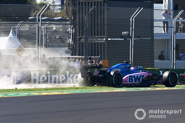 Fernando Alonso, Alpine A522, se sale de pista