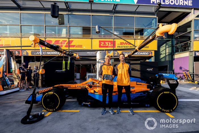 Daniel Ricciardo, McLaren, Lando Norris, McLaren, con un coche de Lego