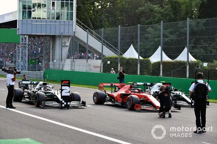 Hamilton: “Esto no mola. Nos mantuvieron a todos detrás para no poder hacer una vuelta. Es una táctica interesante para mantener la pole... simplemente no tienes que hacer la vuelta