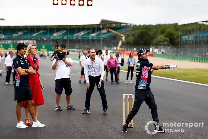 Lance Stroll, Racing Point y Sergio Perez, Racing Point, jugando a cricket 