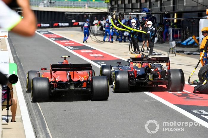 Charles Leclerc, Ferrari SF90 y Max Verstappen, Red Bull Racing RB15 rueda a rueda en el pit lane