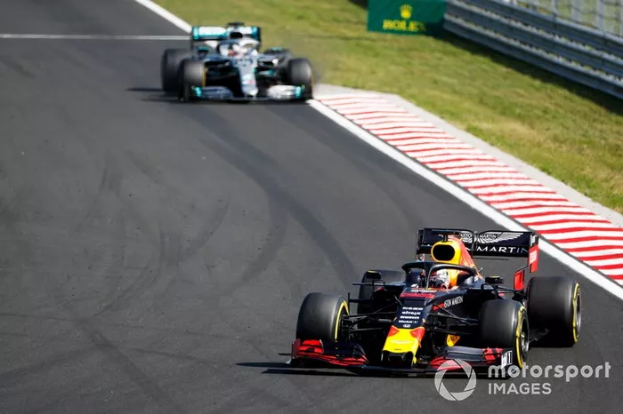 Max Verstappen, Red Bull Racing RB15 lidera a Lewis Hamilton, Mercedes AMG F1 W10 