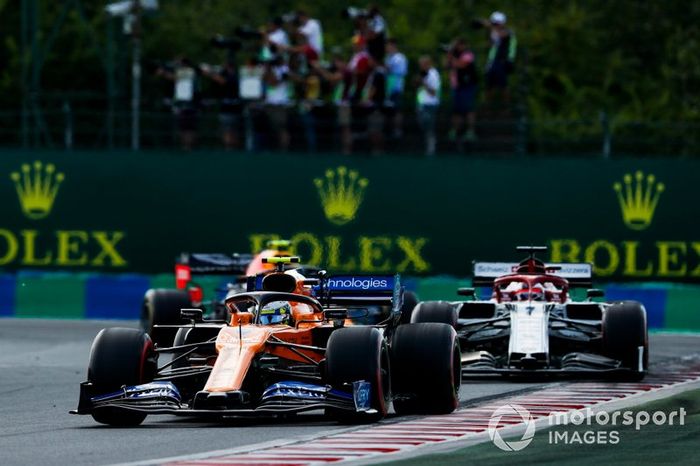 Lando Norris, McLaren MCL34, Kimi Raikkonen, Alfa Romeo Racing C38