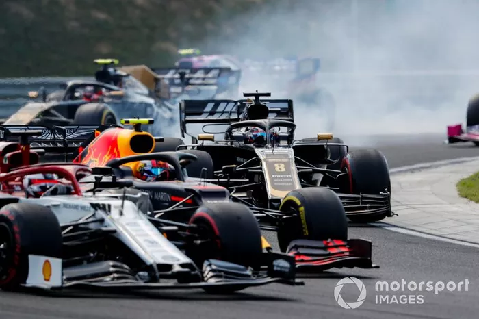 Kimi Raikkonen, Alfa Romeo Racing C38, lucha con Pierre Gasly, Red Bull Racing RB15, y Romain Grosjean, Haas F1 Team VF-19, en la salida