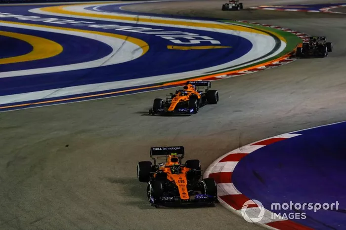 Lando Norris, McLaren MCL34, Carlos Sainz Jr., McLaren MCL34