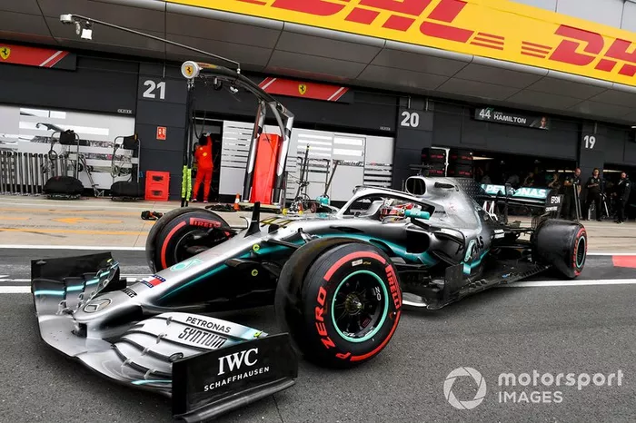 Lewis Hamilton, Mercedes AMG F1 W10 en pit lane