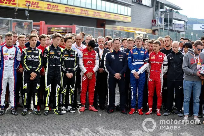 Los pilotos se alinean en la parrilla en silencio por el pase de Anthoine Hubert con Chase Carey, Presidente, Fórmula 1, Christian Horner, Director del equipo, Red Bull Racing, Luca Ghiotto, UNI Virtuosi Racing, Nobuharu Matsushita, Carlin, Callum Ilott, Sauber Junior Team by Charouz