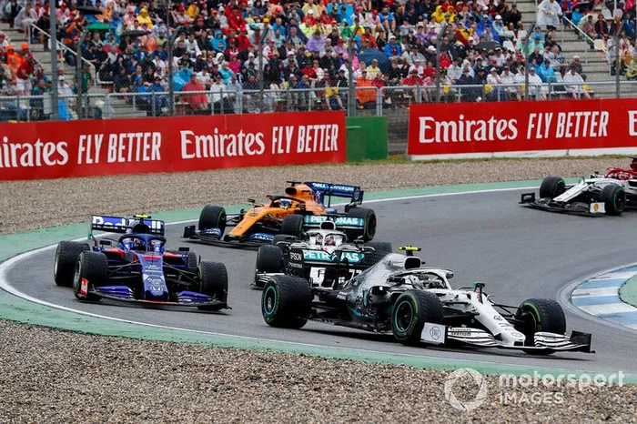 Valtteri Bottas, Mercedes AMG W10 lidera Alexander Albon, Toro Rosso STR14, Lewis Hamilton, Mercedes AMG F1 W10 y Carlos Sainz Jr, McLaren MCL34 