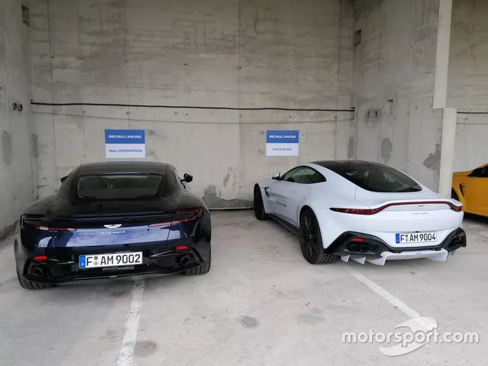 Los coches con los que llegaron los pilotos de Red Bull a Hungaroring