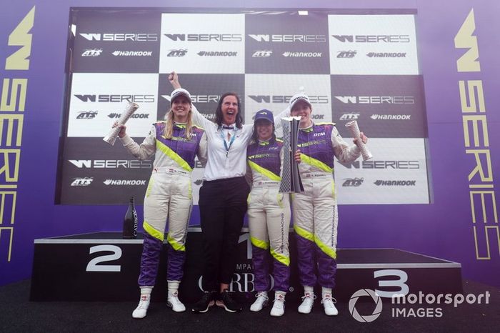 Beitske Visser, Catherine Bond Muir, Jamie Chadwick y Alice Powell en el podio