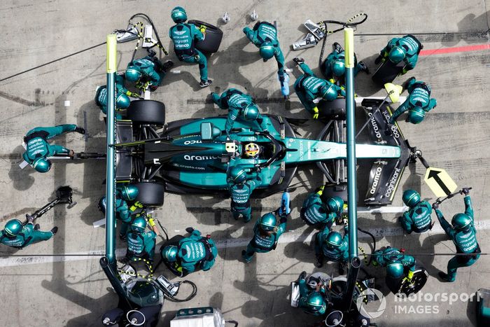 Sebastian Vettel, Aston Martin AMR22, hace una parada en boxes