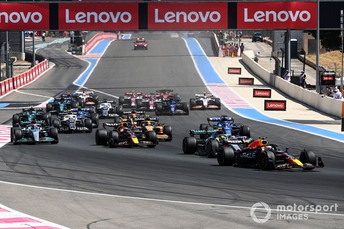 Arrancada: Max Verstappen, Red Bull Racing RB18, Lewis Hamilton, Mercedes W13, Sergio Pérez, Red Bull Racing RB18, George Russell, Mercedes W13