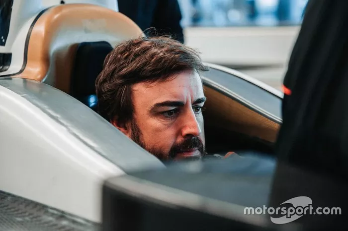 Ajuste del asiento de Fernando Alonso para Indy 500