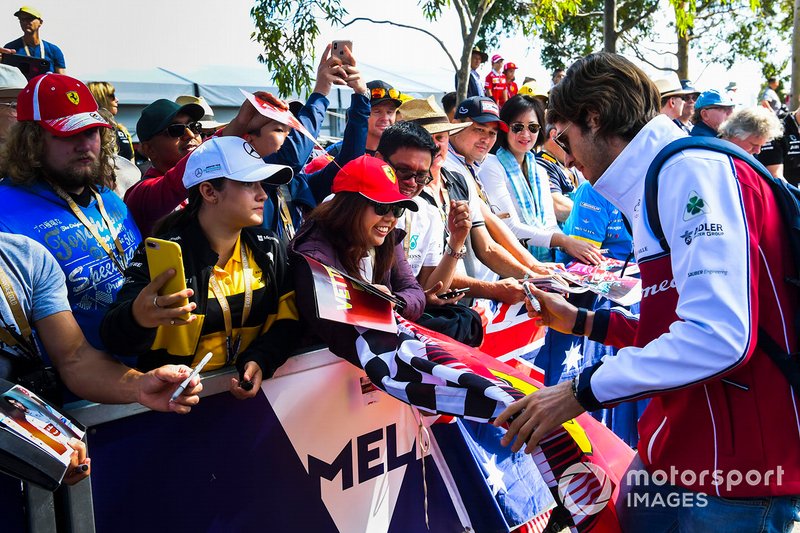 Antonio Giovinazzi, Alfa Romeo Racing, firma autografi ai tifosi
