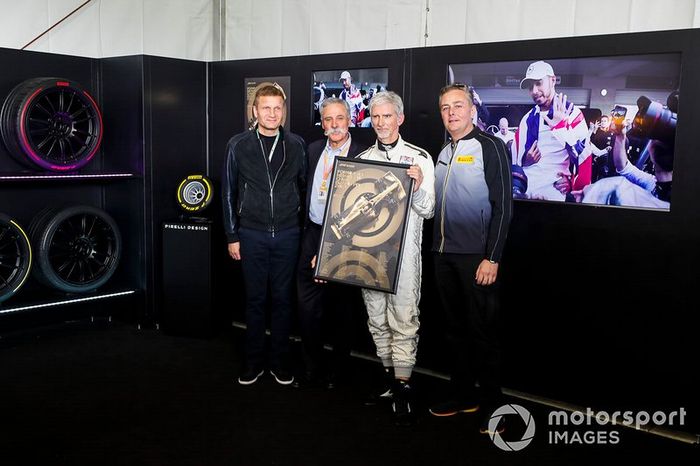 Chase Carey, presidente de Fórmula 1, Damon Hill y Mario Isola, gerente de carreras de Pirelli Motorsport, presentan el póster oficial de la carrera 1000 de F1