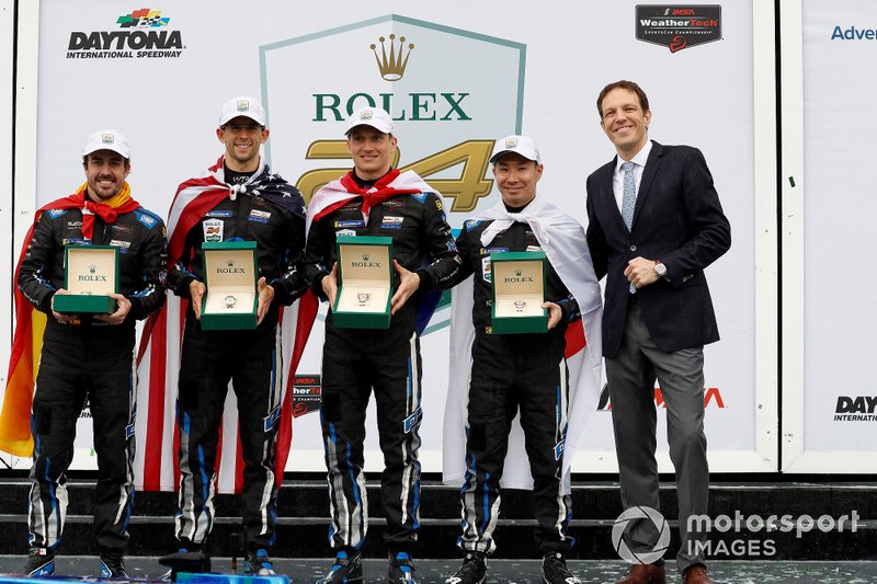 #10 Wayne Taylor Racing Cadillac DPi: Renger Van Der Zande, Jordan Taylor, Fernando Alonso, Kamui Kobayashi, podium