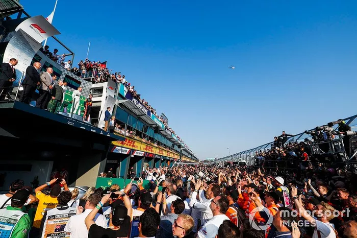 El ganador Valtteri Bottas, Mercedes AMG F1 celebra en el podio junto a Hamilton y Verstappen