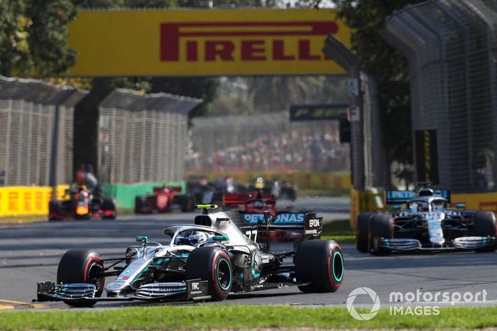 Valtteri Bottas, Mercedes AMG W10, Lewis Hamilton, Mercedes AMG F1 W10 al inicio