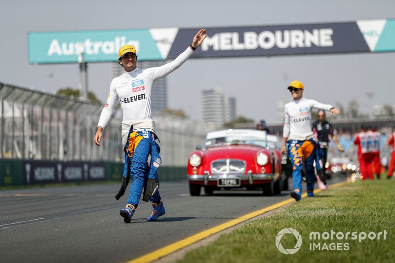 Carlos Sainz Jr., McLaren, et Lando Norris, McLaren, lors de la parade des pilotes