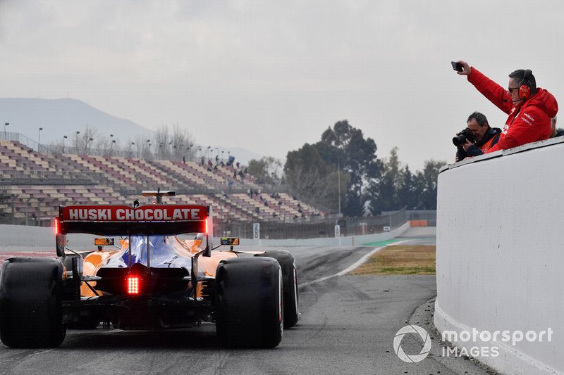 Ferrari toma fotos del auto de Lando Norris, McLaren MCL34