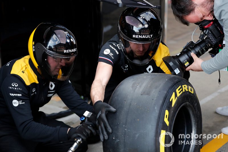 Les mécaniciens Renault avec les pneus Pirelli