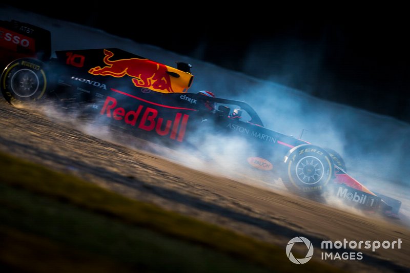Pierre Gasly, Red Bull Racing RB15, spins into the gravel
