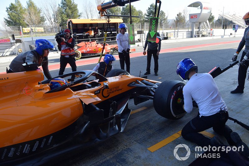 Carlos Sainz Jr., McLaren MCL34 au stand