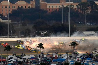 Crash, Paul Menard, Wood Brothers Racing Ford, Matt DiBenedetto, Leavine Family Toyota, Aric Almirola, Stewart-Haas Racing Ford, Ryan Blaney, Team Penske Ford