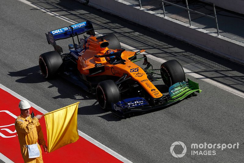 Carlos Sainz Jr., McLaren MCL34 et un commissaire avec un drapeau jaune
