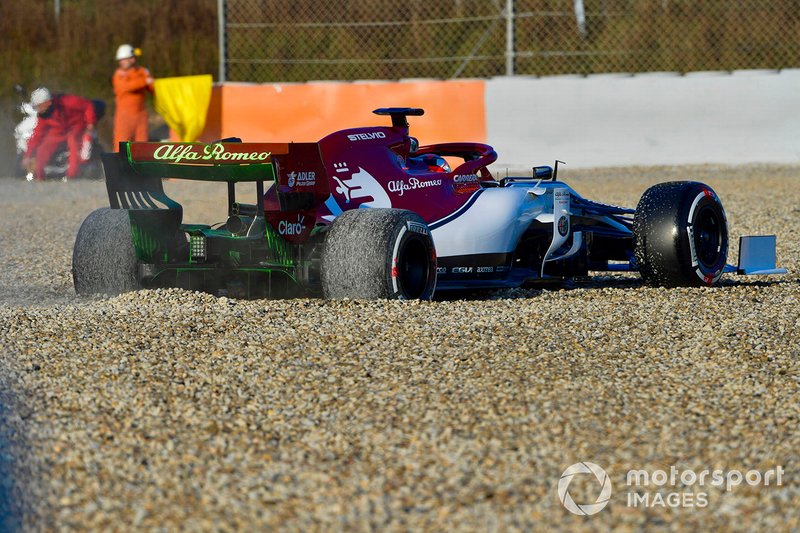 Kimi Raikkonen, Alfa Romeo Racing C38, spins into the gravel on the opening morning of testing