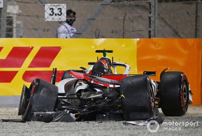 Esteban Ocon, Haas F1 Team choca el coche