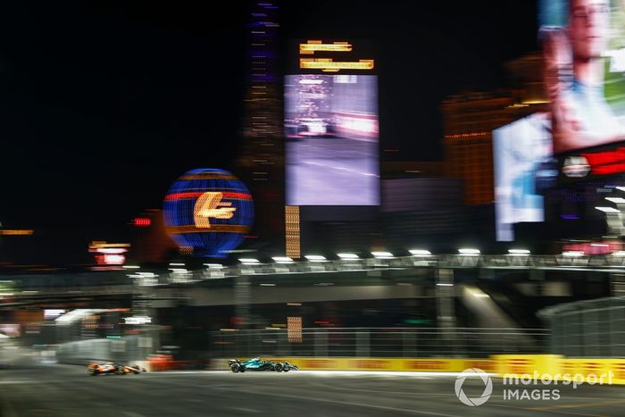 Fernando Alonso, Aston Martin AMR24, Oscar Piastri, McLaren MCL38 