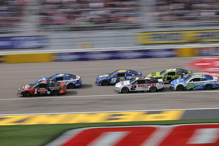 Ross Chastain, Trackhouse Racing Chevrolet, Kyle Larson, Hendrick Motorsports Chevrolet