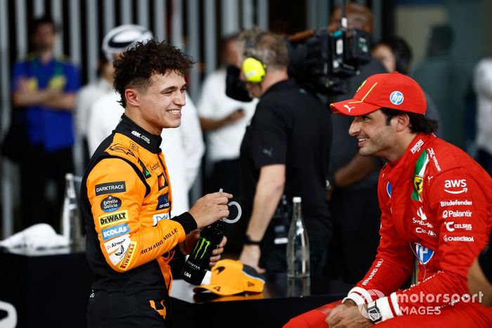 Pole man Lando Norris, McLaren F1 Team, Carlos Sainz, Scuderia Ferrari, charla en Parc Ferme