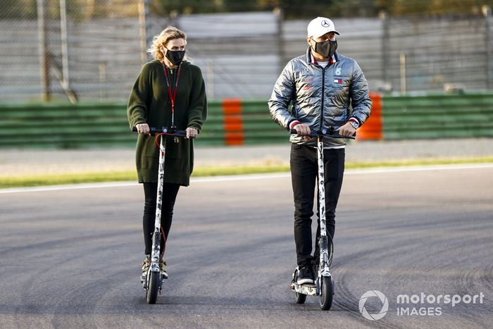 Valtteri Bottas, Mercedes-AMG F1, en la pista en un scooter con su novia Tiffany Cromwell