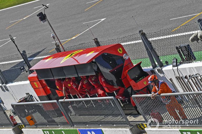 El equipo de Ferrari en el muro de pits