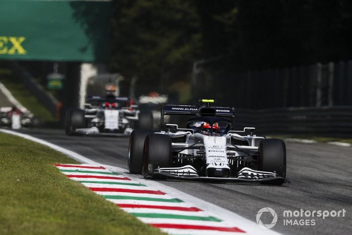 Pierre Gasly, AlphaTauri AT01, Daniil Kvyat, AlphaTauri AT01