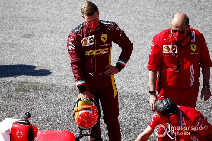 Mick Schumacher se prepara para conducir el Ferrari F2004