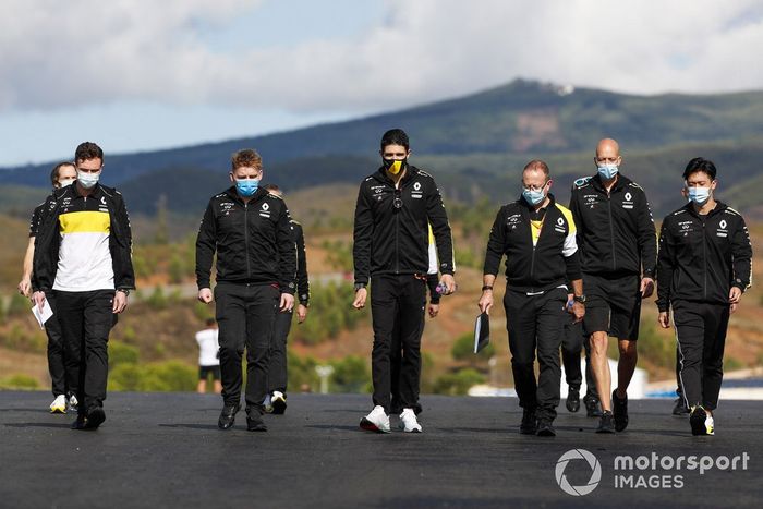 Esteban Ocon, Renault F1, camina por la pista con Guanyu Zhou, piloto de la Renault Sport Academy
