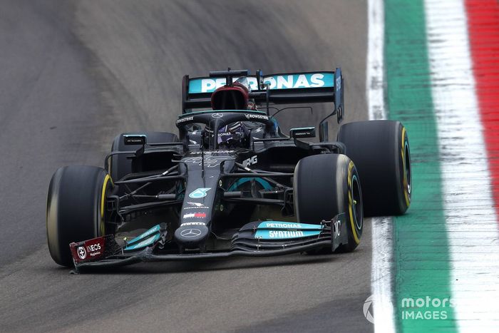 Lewis Hamilton, Mercedes W12, se dirige a boxes con el alerón delantero roto