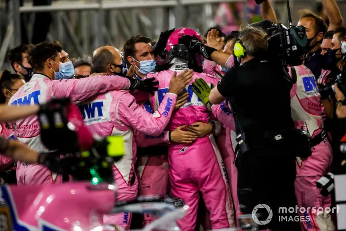 El ganador de la carrera Sergio Pérez, Racing Point celebra en parc ferme con el equipo