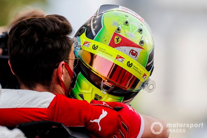 El campeón de F2 Mick Schumacher, Prema Racing celebra en Parc Ferme 