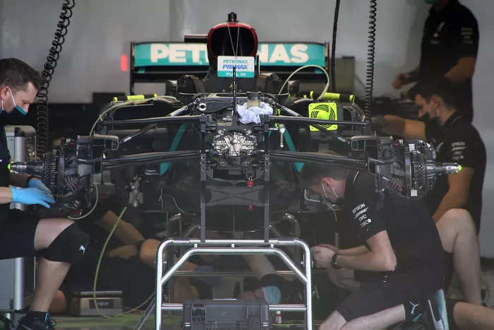 Imagen frontal del Mercedes F1 W11 con el DAS